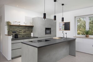 Een koelkast, een magnetron, een oven, een kookplaat