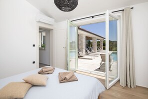 4 slaapkamers, een strijkplank/strijkijzer, reisbedje, gratis wifi