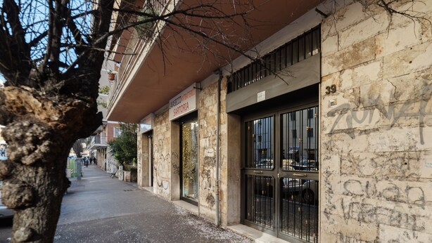 Una calle con un edificio que muestra un letrero que dice 'LAZARESE DI MANTOVIA' y el número '39' en la pared.
