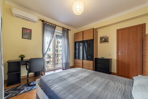 3 camere, una scrivania, ferro/asse da stiro, culla da viaggio