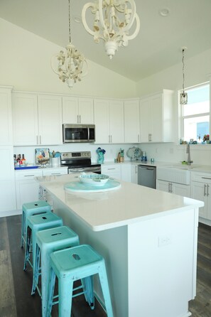 Kylskåp, mikrovågsugn, ugn och spishäll