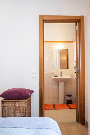 2 bedrooms, in-room safe, iron/ironing board, free WiFi