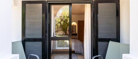 2 bedrooms, in-room safe, iron/ironing board, free WiFi