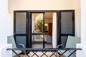 2 chambres, coffres-forts dans les chambres, fer et planche à repasser