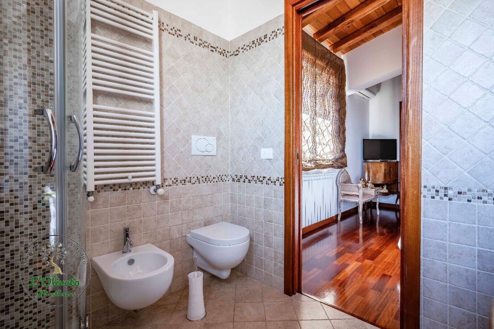 Dusche, Haartrockner, Bidet, Handtücher