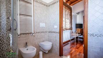 Dusche, Haartrockner, Bidet, Handtücher