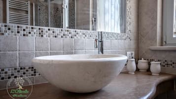 Doccia, asciugacapelli, bidet, asciugamani