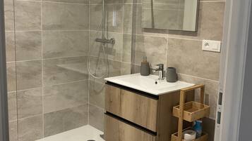 Een douche, een haardroger, shampoo