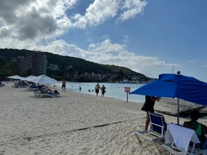 بالقرب من الشاطئ