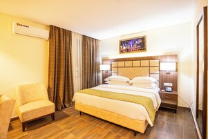 Deluxe-herbergi - 1 stórt tvíbreitt rúm - reyklaust | Ítölsk Frette-rúmföt, rúmföt af bestu gerð, rúm með „pillowtop“-dýnum