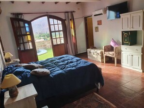 Apartamento, sacada, vista para a montanha | Roupas de cama premium, edredons de pluma, camas com colchões pillow-top