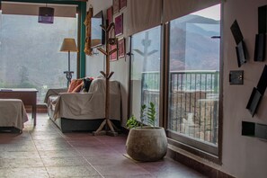Appartement, balcon, vue montagne | Coin séjour | Télévision LED de 32 pouces avec chaînes par satellite, espaces bureaux