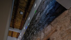 Una escalera con paredes de piedra y techo de madera.