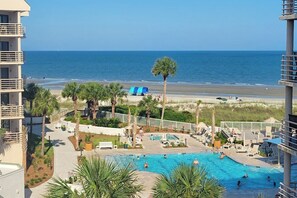 Innendørsbasseng og et oppvarmet basseng