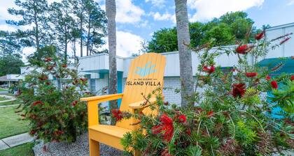 Sports Weekend Stay Near Fields, Beach & Pool onsite. Coffee/Wine in backyard