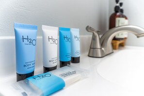 Regadera, secadora de cabello, toallas, jabón