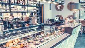 A bakery display case with various pastries and desserts. - Cottage Tenuta Primero in Grado (Province of Gorizia)
