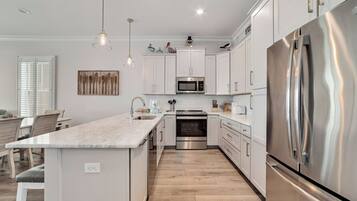 Casa Confort, 4 habitaciones, balcón, vista a la alberca | Cocina privada | Refrigerador, microondas, horno y parrilla de estufa