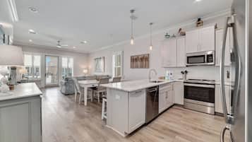 Casa Confort, 4 habitaciones, balcón, vista a la alberca | Cocina privada | Refrigerador, microondas, horno y parrilla de estufa