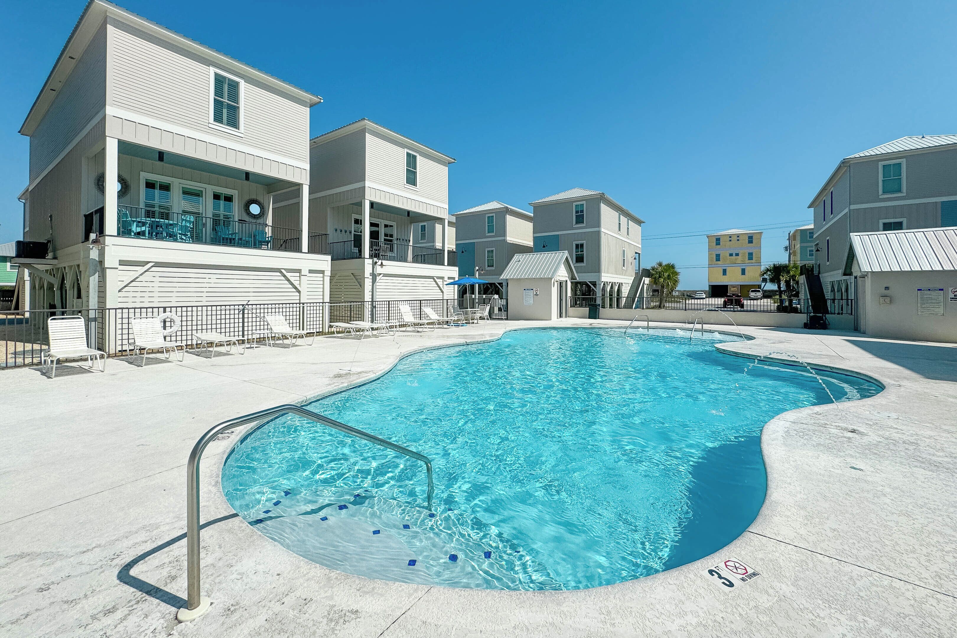 Una piscina al aire libre, una piscina climatizada