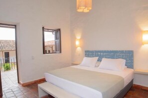 Skrivbord, arbetsyta för laptop och gratis wi-fi