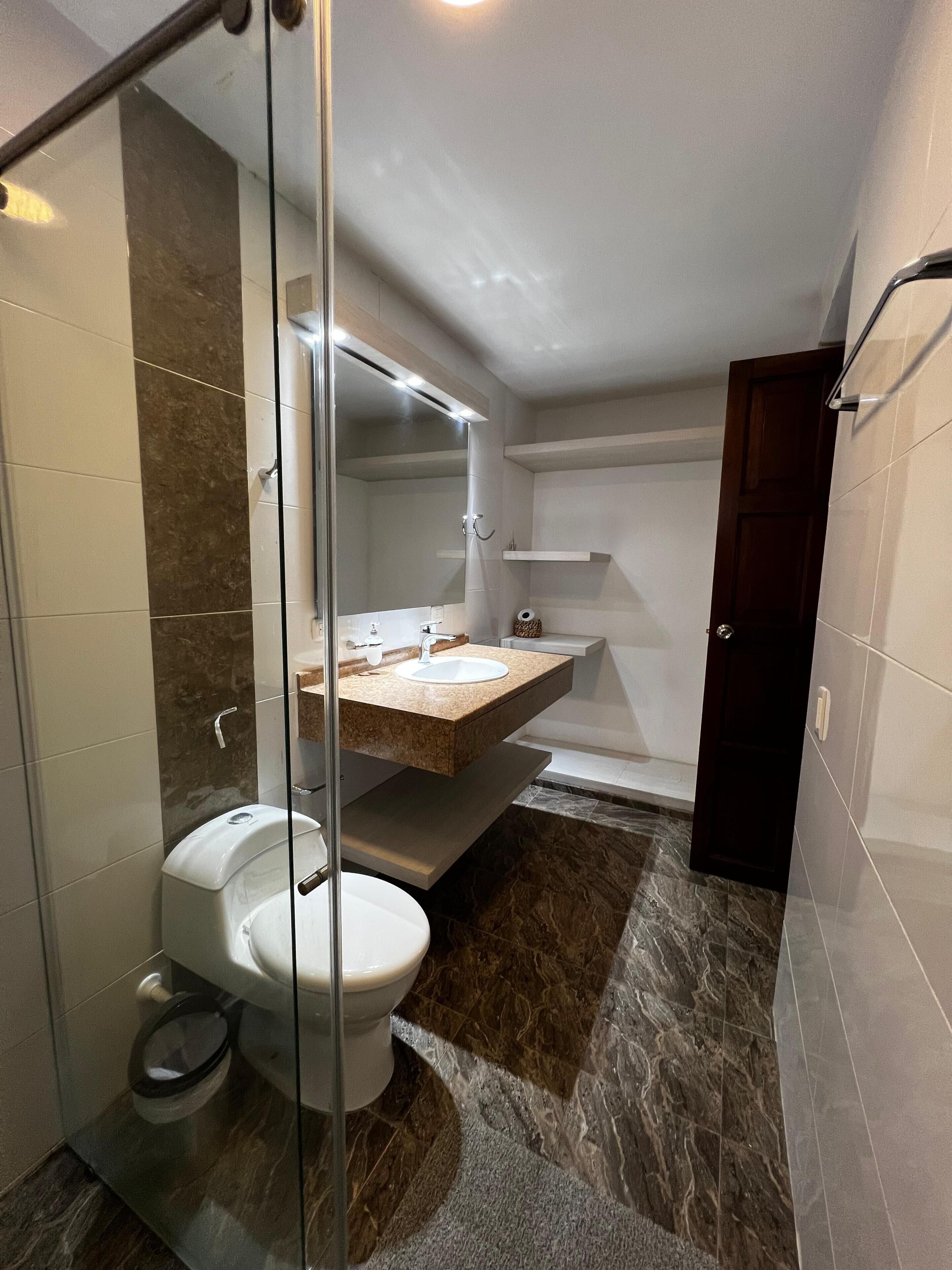 Bureau, espace de travail pour ordinateur portable, Wi-Fi gratuit