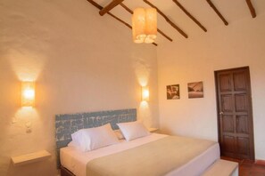 Bureau, espace de travail pour ordinateur portable, Wi-Fi gratuit