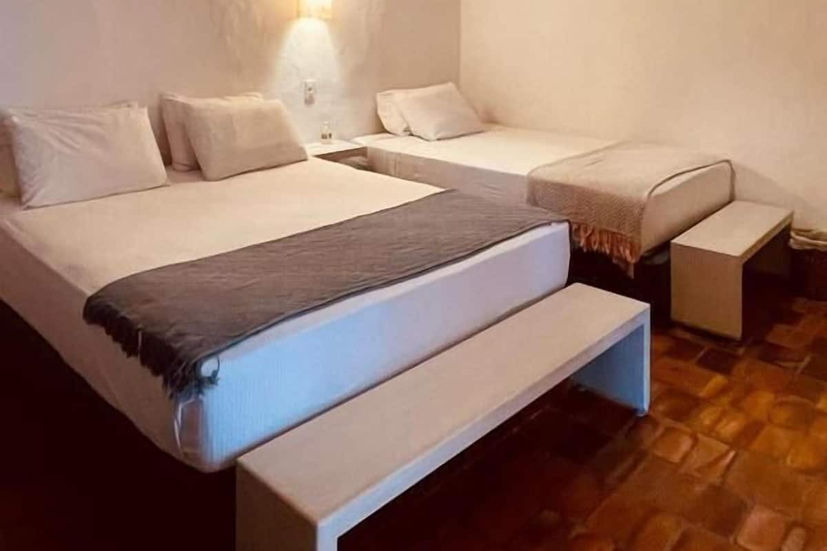 Habitación cuádruple Deluxe, vista al jardín | 1 habitación, escritorio y espacio para trabajar con laptop