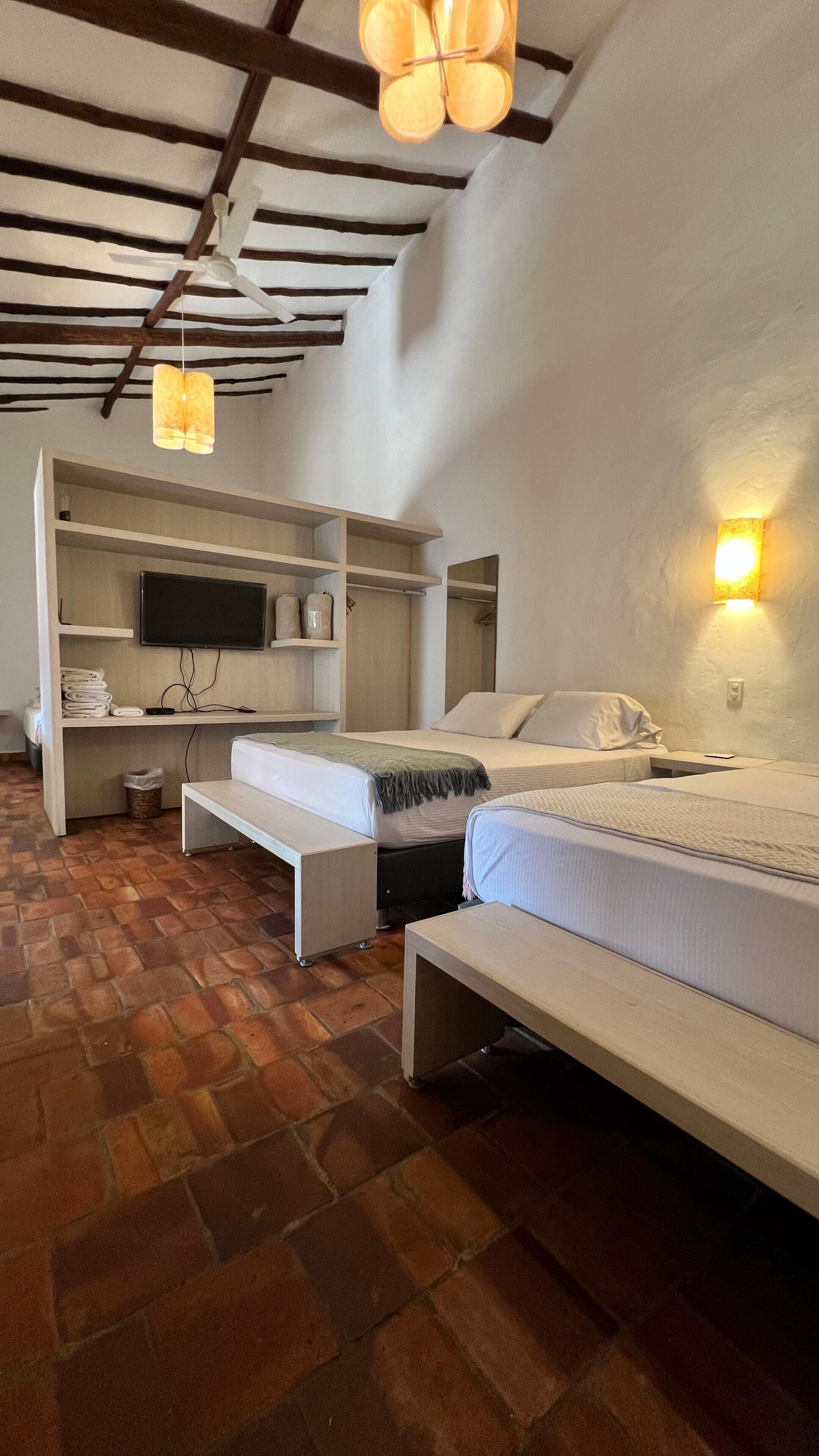 Quarto família | Roupas de cama premium, escrivaninha, espaço de trabalho para notebook