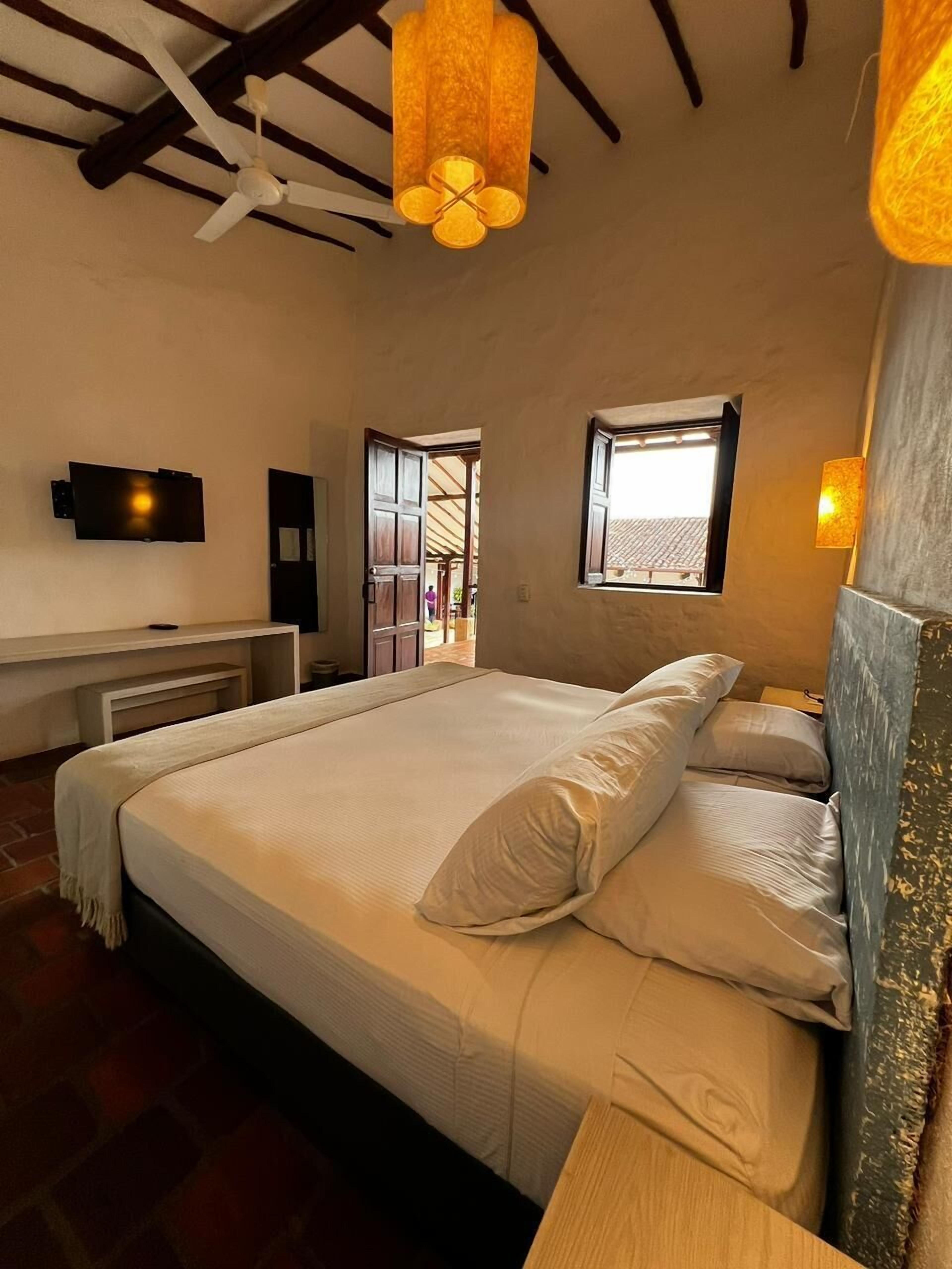 Comfort Duplex | Desk, laptop workspace, free WiFi