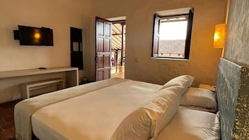 Comfort Duplex | Desk, laptop workspace, free WiFi