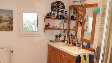 Een douche, een haardroger, handdoeken, zeep