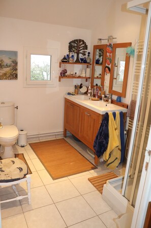 Suihku, hiustenkuivaaja, pyyhkeet, saippua