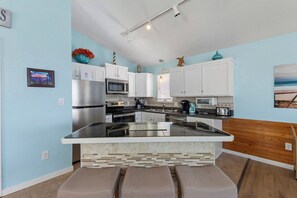 冷蔵庫、電子レンジ、オーブン、コンロ