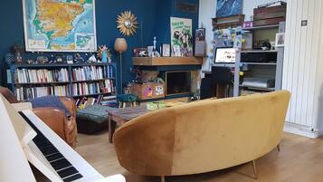 Een open haard, boeken, een muziekbibliotheek en een filmbibliotheek