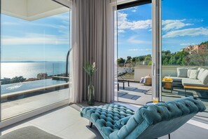 TV, video-game console, stereo - Villa Grey with 4 bedrooms, Heated pool, Sauna, Media room, Sea Views (Jesenice, Dugi Rat)