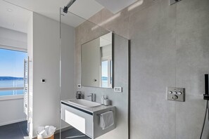 Douche, sèche-cheveux, serviettes fournies