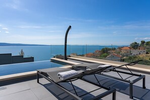 A heated pool - Villa Grey with 4 bedrooms, Heated pool, Sauna, Media room, Sea Views (Jesenice, Dugi Rat)