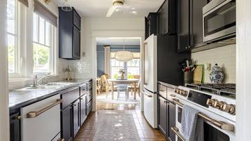 Coffee/tea maker, fridge, microwave, oven