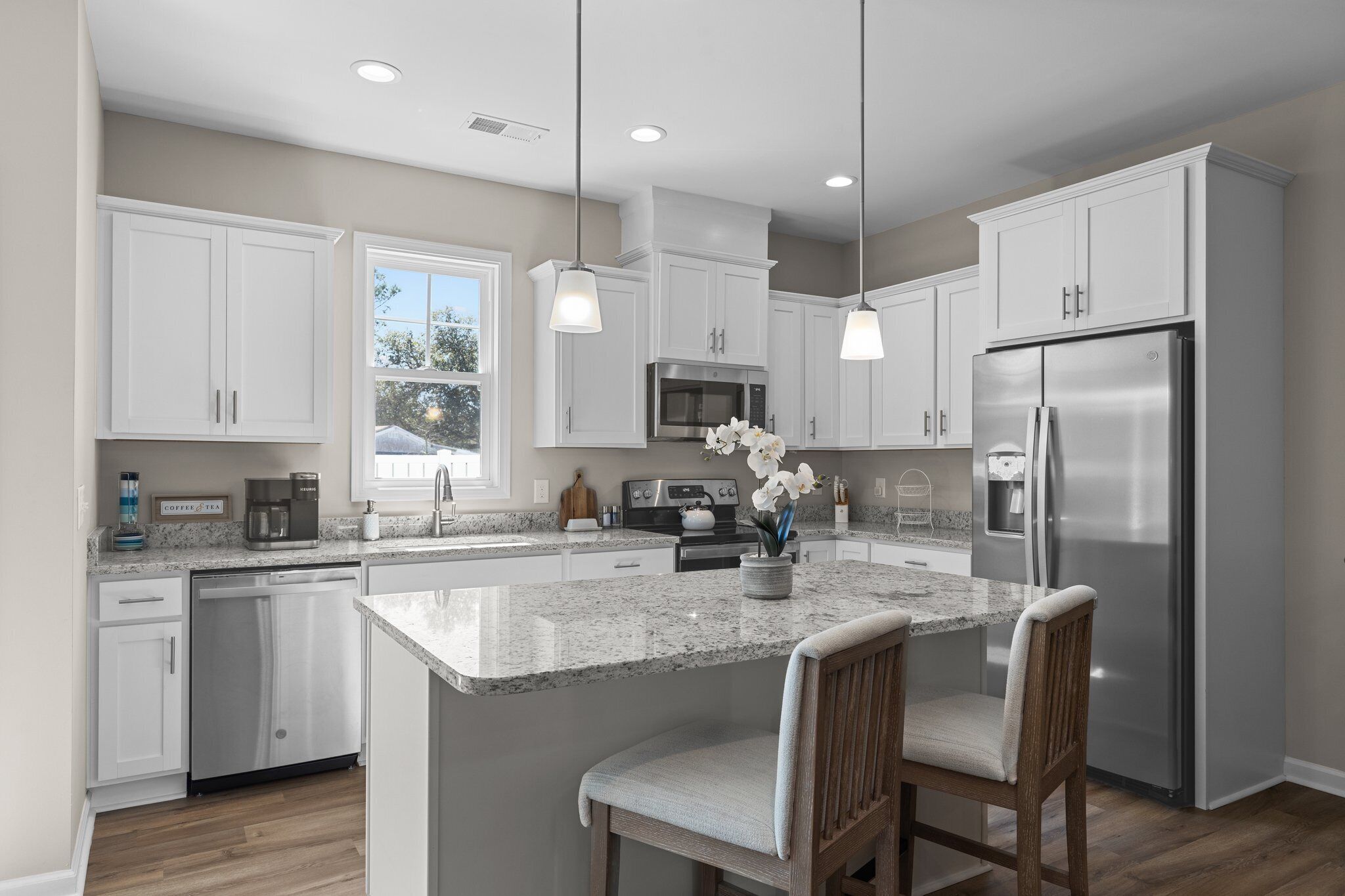 Kjøleskap, mikrobølgeovn, ovn og kokeplater