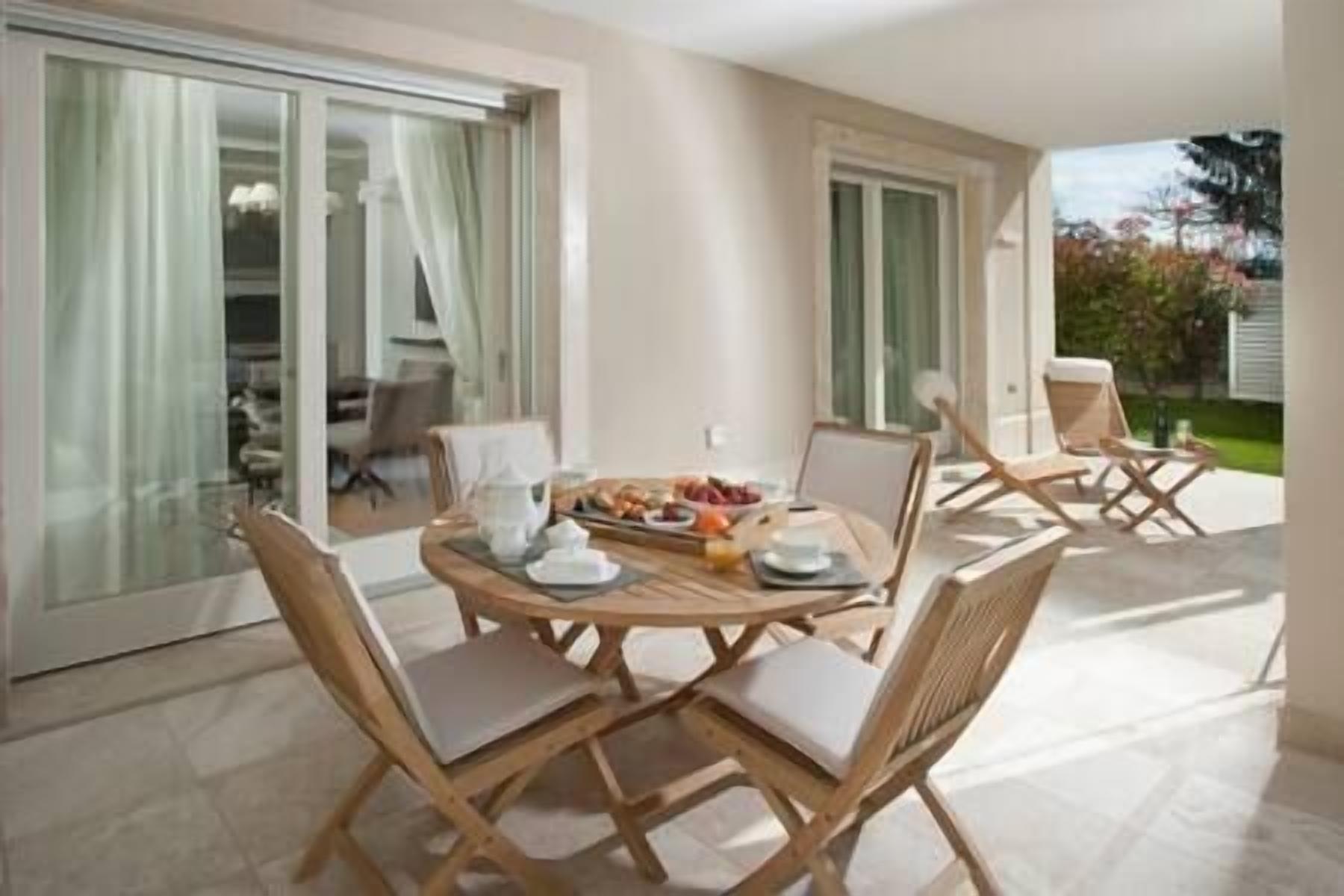 屋外ダイニングエリア