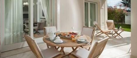 屋外ダイニングエリア