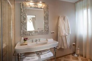 SĂšche-cheveux, bidet, serviettes fournies
