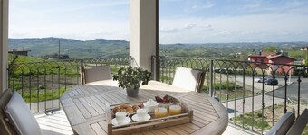 Exclusive 2-level suite apartment, panoramic terraces and balcony (Colbert)