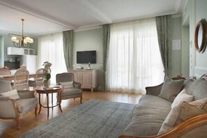 Télévision, cheminée, table de tennis de table