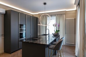 Kühlschrank, Mikrowelle, Ofen, Geschirrspüler