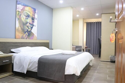 Paragon Gardens & Suites