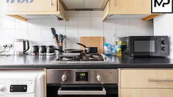 Een koelkast, een microgolfoven, een oven, een kookplaat