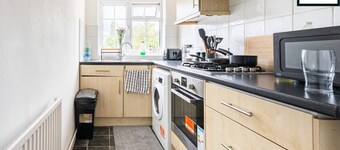 Luxury Apartment For Short Lets and Serviced Accommodation Epsom with Parking