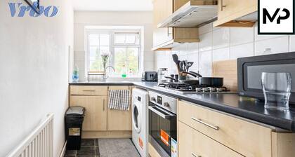 Luxury Apartment For Short Lets and Serviced Accommodation Epsom with Parking